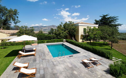 Villa Tranquilla - Randazzo, Sicilia: Himmel, Sky, Plante, Vand, Ejendom, Svømmepøl, Azure, Træ, Udendørs Møbler, Paraply