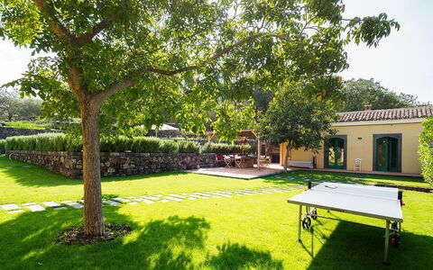 Villa Tranquilla - Randazzo, Sicilia: Plante, Bygning, Møbel, Bord, Grøn, Træ, Skygge, Botanik, Udendørs Møbler, Himmel