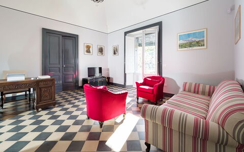 Villa Tranquilla - Randazzo, Sicilia: Møbel, Ejendom, Bord, Billedramme, Træ, Komfort, Stue, Dekoration, Gulvbelægning, Indretning