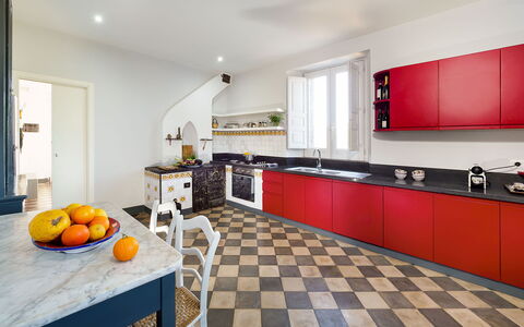 Villa Tranquilla - Randazzo, Sicilia: Møbel, Countertop, Cabinetry, Køkken, Orange, Indretning, Gulvbelægning, Træ, Etage, Komfur