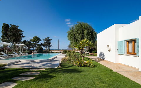 Villa Chiara - Paceco, Sicilia: Himmel, Plante, Vand, Træ, Bygning, Vindue, Græs, Landskab, Urban Design, Fritid