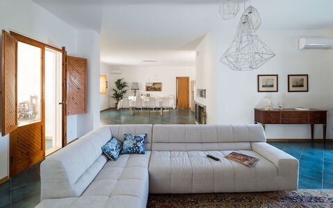 Villa Chiara - Paceco, Sicilia: Couch, Møbel, Ejendom, Billedramme, Bord, Indretning, Dekoration, Stue, Plante, Etage