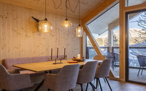 Turracher Höhe 160: Træ, Indretning, Møbel, Loft, Lysarmatur, Lysekrone, Stol, Spisestue, Køkken & Spisebord, Hårdttræ