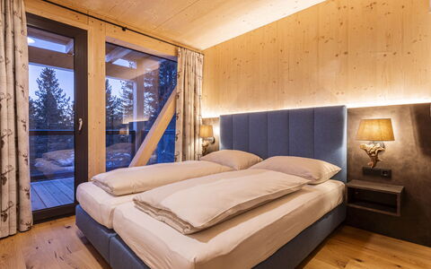 Turracher Höhe 160: Hjem, Soveværelse, Hårdttræ, Vinter, Hotel, Seng, Bjælkehytte, Bed Frame, Sengetøj, Suite