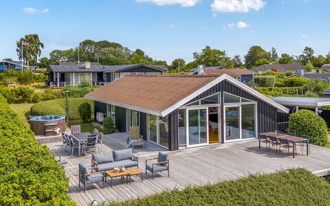 Majken - 225M from the Sea: Hjem, Tag, Estate, Veranda, Sommerhus, Skygge, Have, Landscaping, Design, Gård