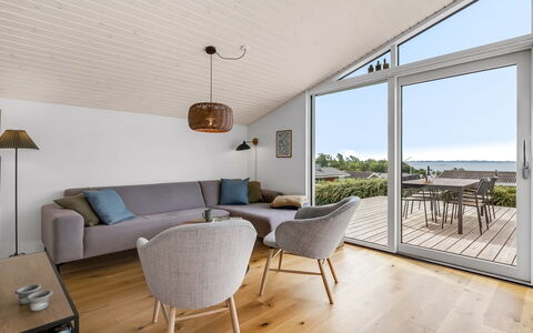 Majken - 225M from the Sea: Træ, Gulvbelægning, Møbel, Indretning, Etage, Trægulve, Loft, Hjem, Couch, Stue