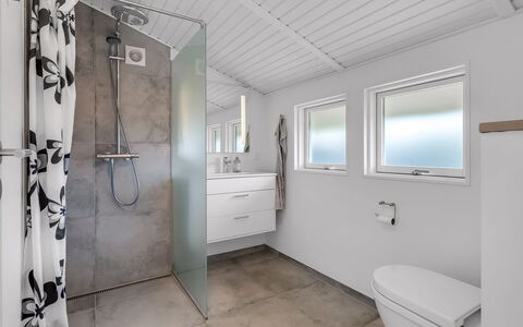 Majken - 225M from the Sea: Gulvbelægning, Sanitærarmatur, Etage, Badeværelse, Loft, Indretning, Vvs, Tap, Håndvask, Badeværelsesskab