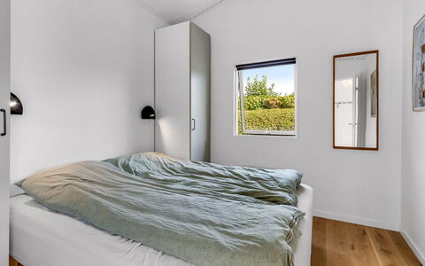 Majken - 225M from the Sea: Væg, Træ, Loft, Indretning, Soveværelse, Etage, Gulvbelægning, Seng, Sengetøj, Værelse