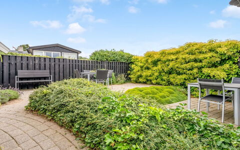 Majken - 225M from the Sea: Busk, Have, Bunddække, Hæk, Landscaping, Skygge, Lawn, Estate, Gård, Walkway