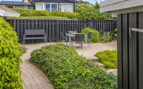 Majken - 225M from the Sea: Busk, Have, Bunddække, Hæk, Lawn, Skygge, Landscaping, Backyard, Gård, Walkway