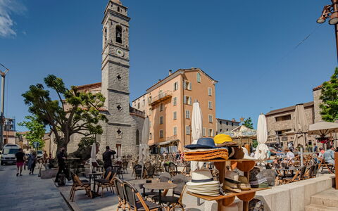 Porto Vecchio 144: Himmel, Plante, Bygning, Vindue, Træ, Svømmepøl, Hus, Boligområde, Fritid, Urban Design
