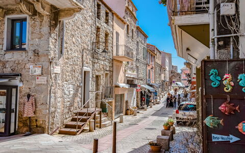 Porto Vecchio 144: Himmel, Plante, Bygning, Vindue, Træ, Svømmepøl, Hus, Boligområde, Fritid, Urban Design