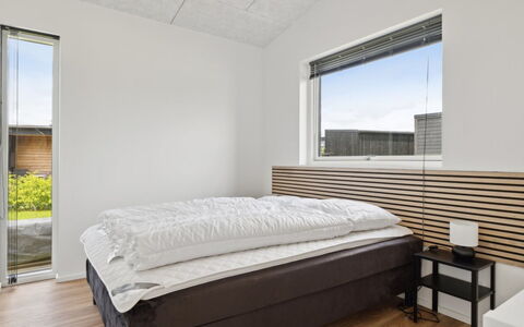 Nissine - 300M from the Sea: Træ, Loft, Indretning, Soveværelse, Etage, Seng, Værelse, Bed Frame, Sengetøj, Hårdttræ