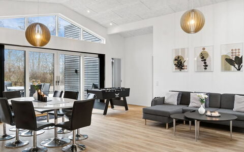 Nissine - 300M from the Sea: Møbel, Indretning, Gulvbelægning, Couch, Etage, Træ, Stue, Loft, Trægulve, Lysarmatur