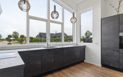 Nissine - 300M from the Sea: Gulvbelægning, Indretning, Træ, Etage, Loft, Køkken, Countertop, Cabinetry, Belysning, Møbel