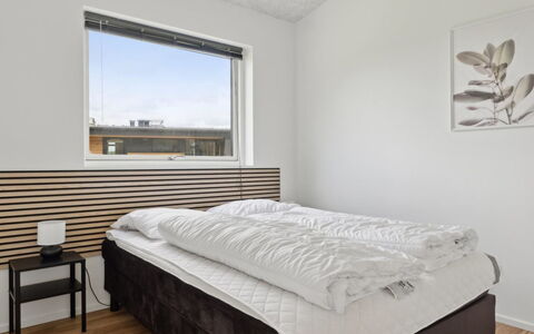 Nissine - 300M from the Sea: Soveværelse, Seng, Træ, Indretning, Sengetøj, Sengetøj, Loft, Bed Frame, Etage, Værelse