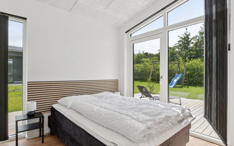 Nissine - 300M from the Sea: Loft, Soveværelse, Seng, Hårdttræ, Design, Planke, Dagslys, Bed Frame, Sengetøj, Trægulve