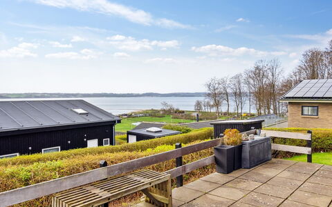 Anu - 400M from the Sea: Træ, Tag, Arkitektur, Hjem, Hus, Sommerhus, Sidespor, Hårdttræ, Hældning, Estate