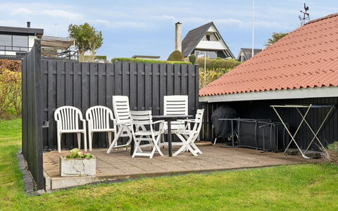 Anu - 400M from the Sea: Træ, Tag, Arkitektur, Hjem, Hus, Sommerhus, Sidespor, Hårdttræ, Hældning, Estate
