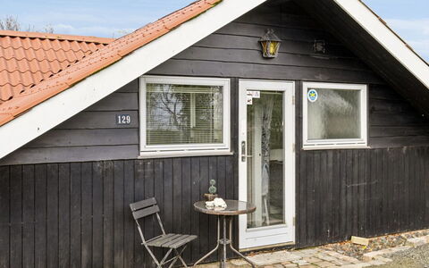 Anu - 400M from the Sea: Træ, Tag, Arkitektur, Hjem, Hus, Sommerhus, Sidespor, Hårdttræ, Hældning, Estate