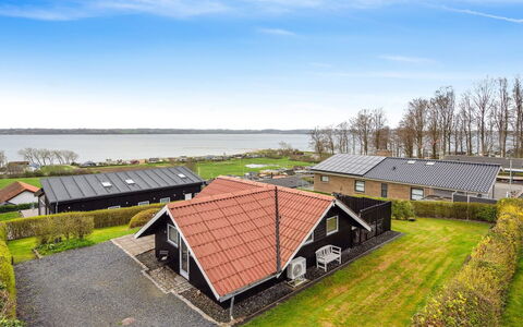 Anu - 400M from the Sea: Træ, Tag, Arkitektur, Hjem, Hus, Sommerhus, Sidespor, Hårdttræ, Hældning, Estate