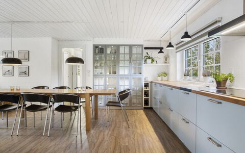 Krok - 1.2Km from the Sea: Gulvbelægning, Trægulve, Træ, Møbel, Indretning, Countertop, Køkken, Etage, Loft, Cabinetry