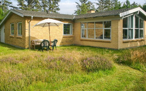 Gisa - 400M from the Sea: Blå, Busk, Sommerhus, Bunddække, Have, Estate, Skygge, Landscaping, Stuehus, Eco Hotel