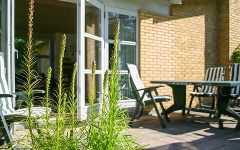 Gisa - 400M from the Sea: Blå, Busk, Sommerhus, Bunddække, Have, Estate, Skygge, Landscaping, Stuehus, Eco Hotel