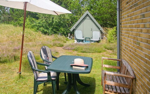 Gisa - 400M from the Sea: Blå, Busk, Sommerhus, Bunddække, Have, Estate, Skygge, Landscaping, Stuehus, Eco Hotel