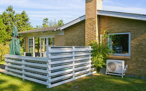 Gisa - 400M from the Sea: Blå, Busk, Sommerhus, Bunddække, Have, Estate, Skygge, Landscaping, Stuehus, Eco Hotel