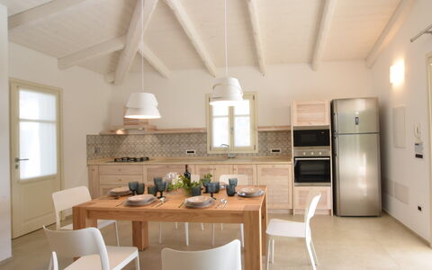 Villa Helios - Budoni, Sardegna: Ejendom, Møbel, Bord, Cabinetry, Stol, Træ, Belysning, Indretning, Køkken, Vindue
