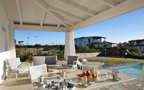 Villa Helios - Budoni, Sardegna: Himmel, Vand, Blomsterkrukke, Stol, Plante, Skygge, Udendørs Møbler, Bygning, Stueplante, Boligområde