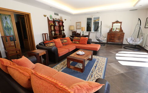 Villa Rosarno: Billedramme, Møbel, Couch, Bord, Komfort, Træ, Stue, Studio Couch, Orange, Lampe