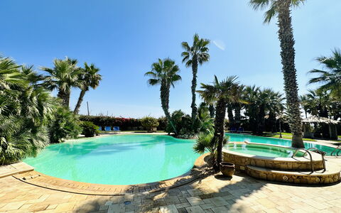 Villa Rosarno: Vand, Plante, Himmel, Ejendom, Svømmepøl, Træ, Azure, Skygge, Krop Af Vand, Arecales