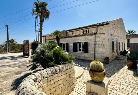 Villa Rosarno: Himmel, Plante, Vindue, Træ, Biome, Landskab, Skulptur, Kunst, Græs