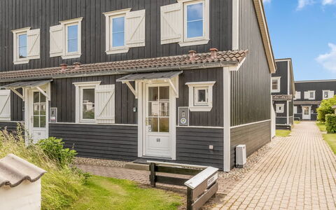 Milly - 150M to the Fjord: Møbel, Indretning, Gulvbelægning, Etage, Loft, Værelse, Stol, Bord, Lejlighed, Køkken & Spisebord