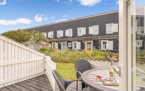 Milly - 150M to the Fjord: Møbel, Indretning, Gulvbelægning, Etage, Loft, Værelse, Stol, Bord, Lejlighed, Køkken & Spisebord