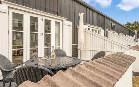 Milly - 150M to the Fjord: Møbel, Indretning, Gulvbelægning, Etage, Loft, Værelse, Stol, Bord, Lejlighed, Køkken & Spisebord