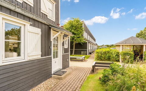 Milly - 150M to the Fjord: Møbel, Indretning, Gulvbelægning, Etage, Loft, Værelse, Stol, Bord, Lejlighed, Køkken & Spisebord