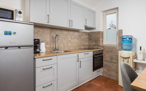 Villa Agnes: Cabinetry, Ejendom, Countertop, Håndvask, Bygning, Køkkenvask, Køkken, Skuffe, Komfur, Køkken Apparat