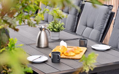 Ann - 1.3Km from the Sea: Bordservice, Mad, Udendørs Bord, Tallerkner, Serveware, Udendørs Møbler, Blomsterkrukke, Planke
