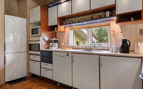 Unto - 100M from the Sea: Køkken, Køkken Apparat, Countertop, Større Bandage, Cabinetry, Indretning, Træ, Gulvbelægning, Møbel, Husholdningsapparat