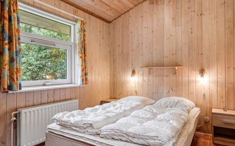 Unto - 100M from the Sea: Soveværelse, Træ, Seng, Sengetøj, Sengetøj, Loft, Indretning, Bed Frame, Hjem, Værelse