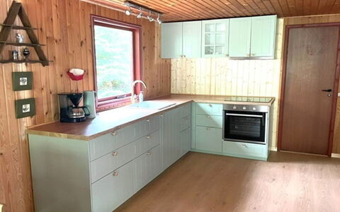 Friis - 100M from the Sea: Gulvbelægning, Træ, Køkken, Etage, Countertop, Trægulve, Møbel, Indretning, Cabinetry, Køkken Apparat