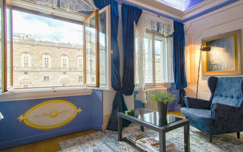 Bellevue Palazzo Pitti: Møbel, Vindue, Blå, Azure, Bygning, Textile, Indretning, Billedramme, Træ, Stueplante