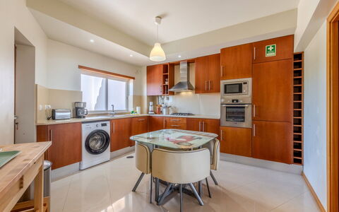 Aguia M T2 - Vip Properties: Gulvbelægning, Etage, Træ, Køkken, Indretning, Loft, Cabinetry, Møbel, Countertop, Lejlighed