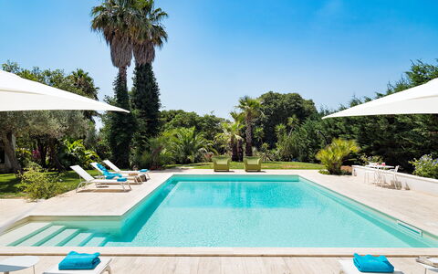 Casa Fiore - Salemi, Sicilia: Vand, Plante, Ejendom, Himmel, Svømmepøl, Azure, Natur, Træ, Skygge, Græs