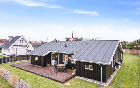 Svante - 600M from the Sea: Loft, Gulvbelægning, Indretning, Etage, Kompositmateriale, Møbel, Udvej, Hotel, Design, Dagslys