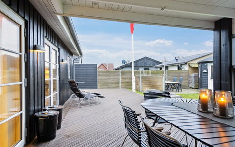 Svante - 600M from the Sea: Loft, Gulvbelægning, Indretning, Etage, Kompositmateriale, Møbel, Udvej, Hotel, Design, Dagslys