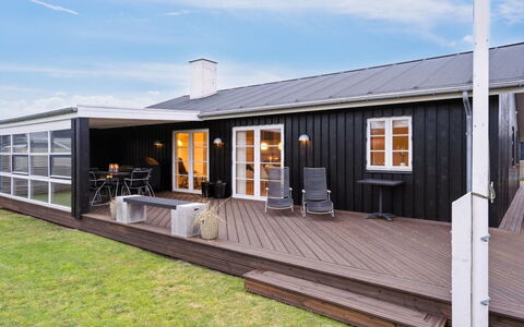 Svante - 600M from the Sea: Loft, Gulvbelægning, Indretning, Etage, Kompositmateriale, Møbel, Udvej, Hotel, Design, Dagslys
